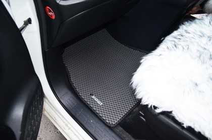 Коврики на Toyota Voxy (R80) 2014 - 2021 в Симферополе